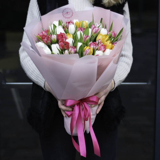 Букет із 51 тюльпана "Сонячні зайчики"