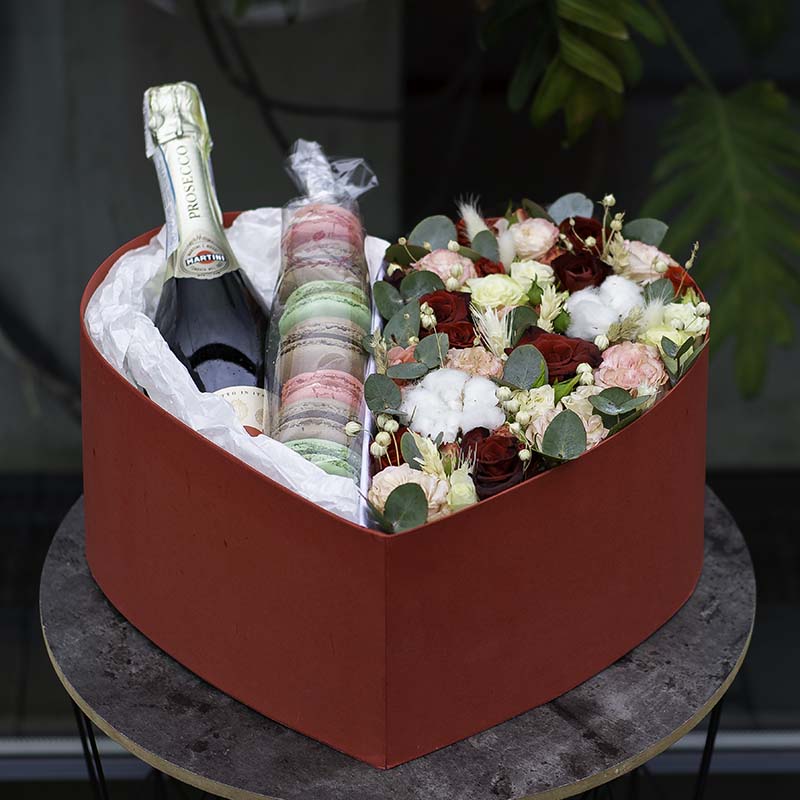 Квіткова коробка "Сердечні привітання"