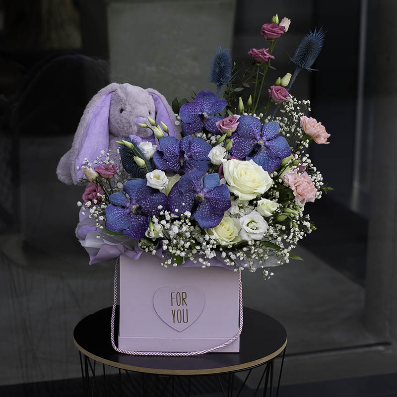 Квіткова композиція "Аліса в країні Чудес"