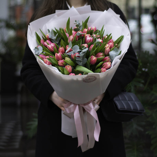 Букет із 51 тюльпана "Закохана весна"