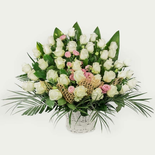 Корзина із 39 троянд "Весняне небо"