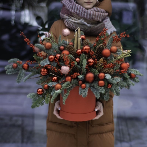 Доставка квітів Львів, Композиція в циліндрі "Зимовий гранат"