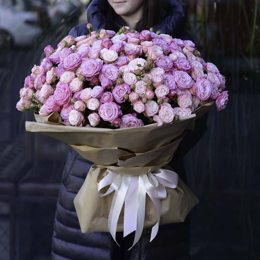 Доставка квітів Львів, Букет із 39 шт. троянди-спрей: "Королівський пір"