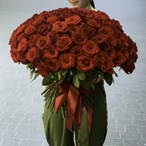 A bouquet of 101 Grand Prix roses "Unlimited"