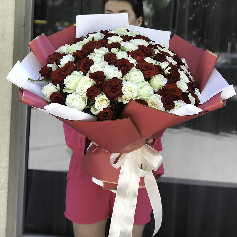 Охапка із 101 троянди "Тандем"