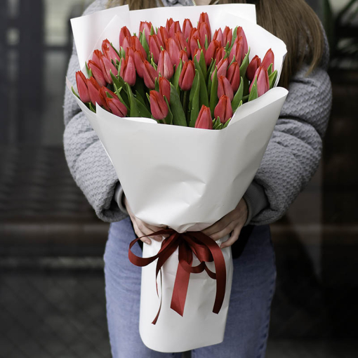 Букет з 51 тюльпана "Весняний поцілунок"
